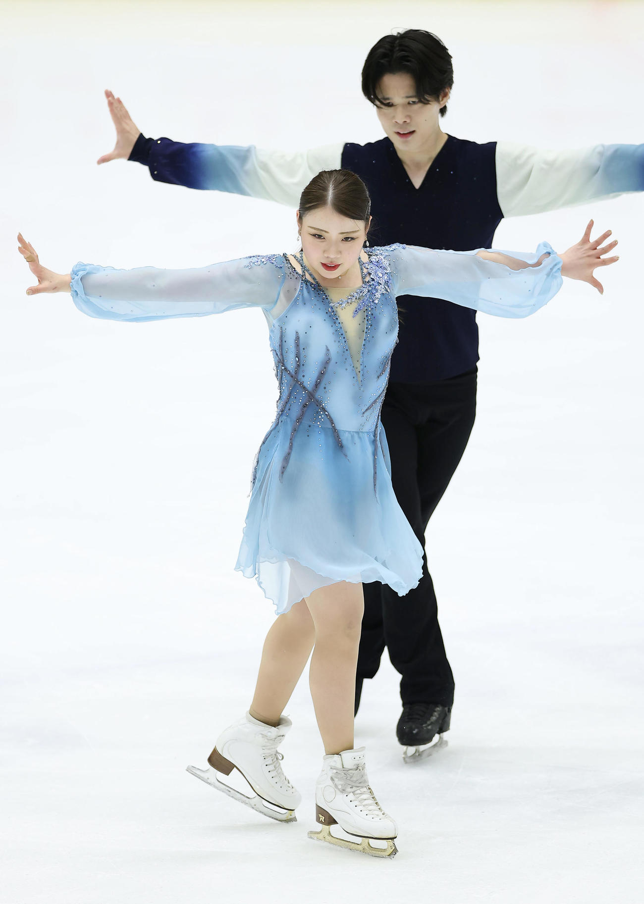 フリーダンスで演技する紀平（手前）、西山組（撮影・前田充）