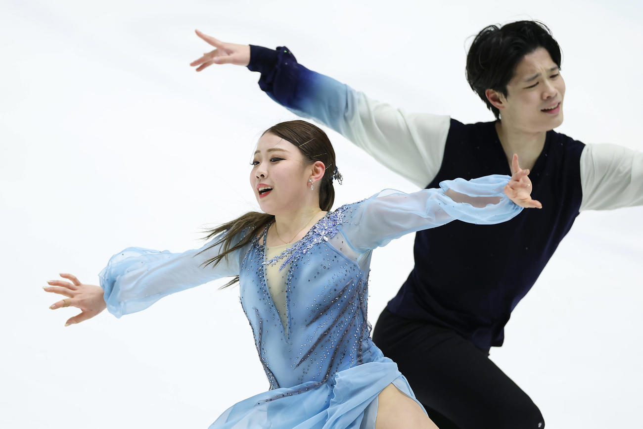 フリーダンスで演技する紀平（左）、西山組（撮影・前田充）