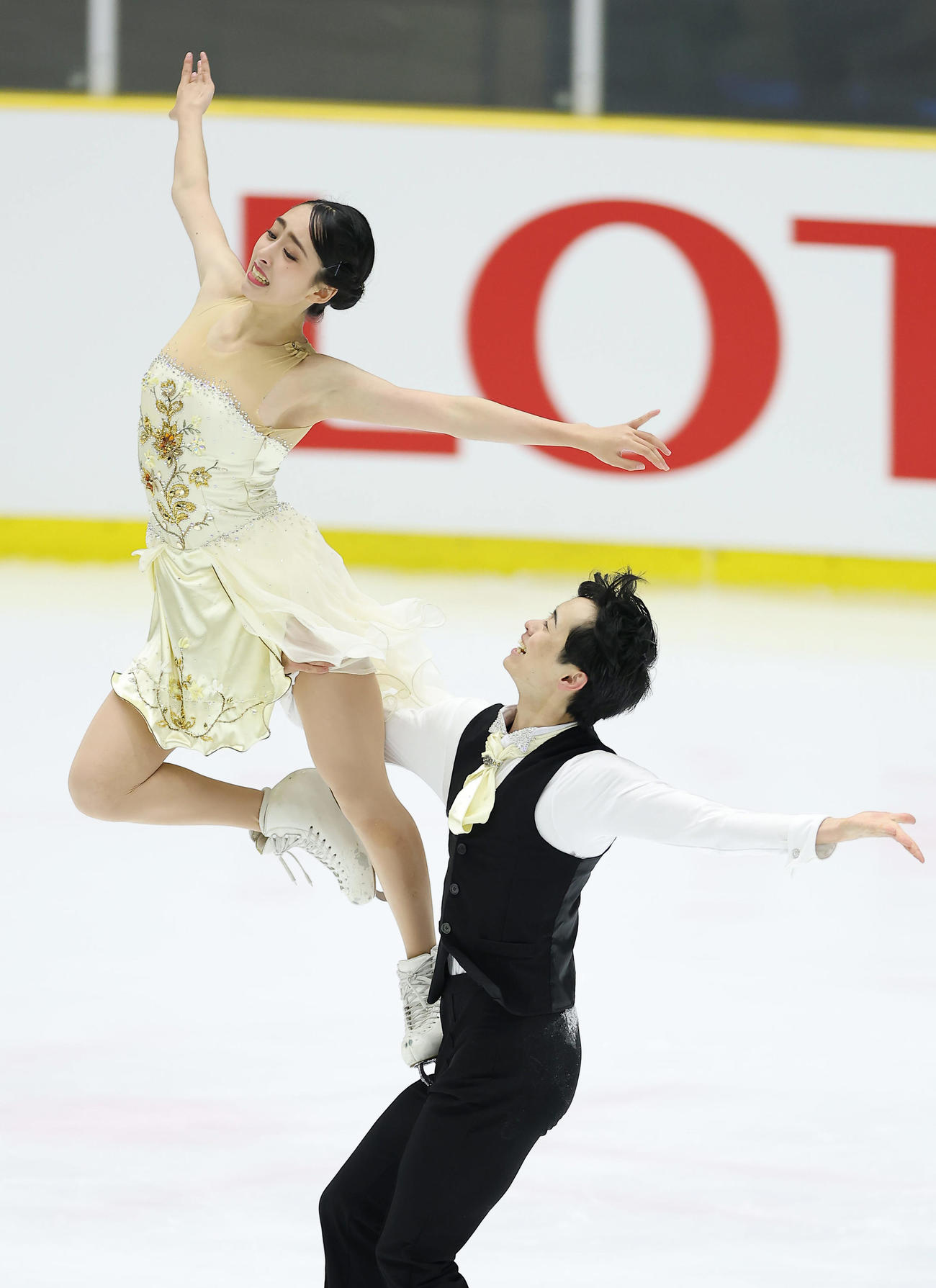 フリーダンスで演技する櫛田（左）、島田組（撮影・前田充）