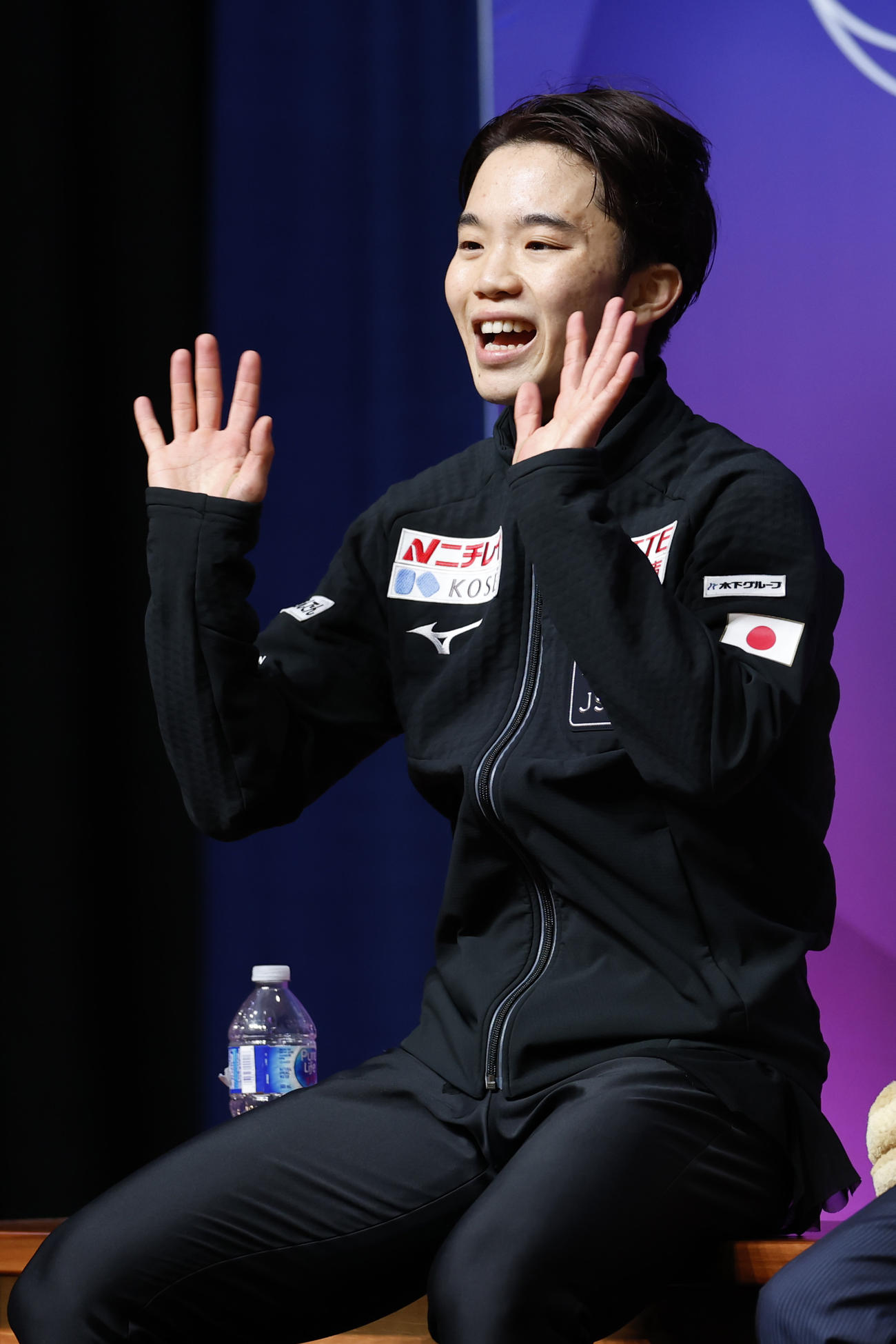 キスアンドクライで得点を聞き手を振る友野一希。男子で4位となった（共同）