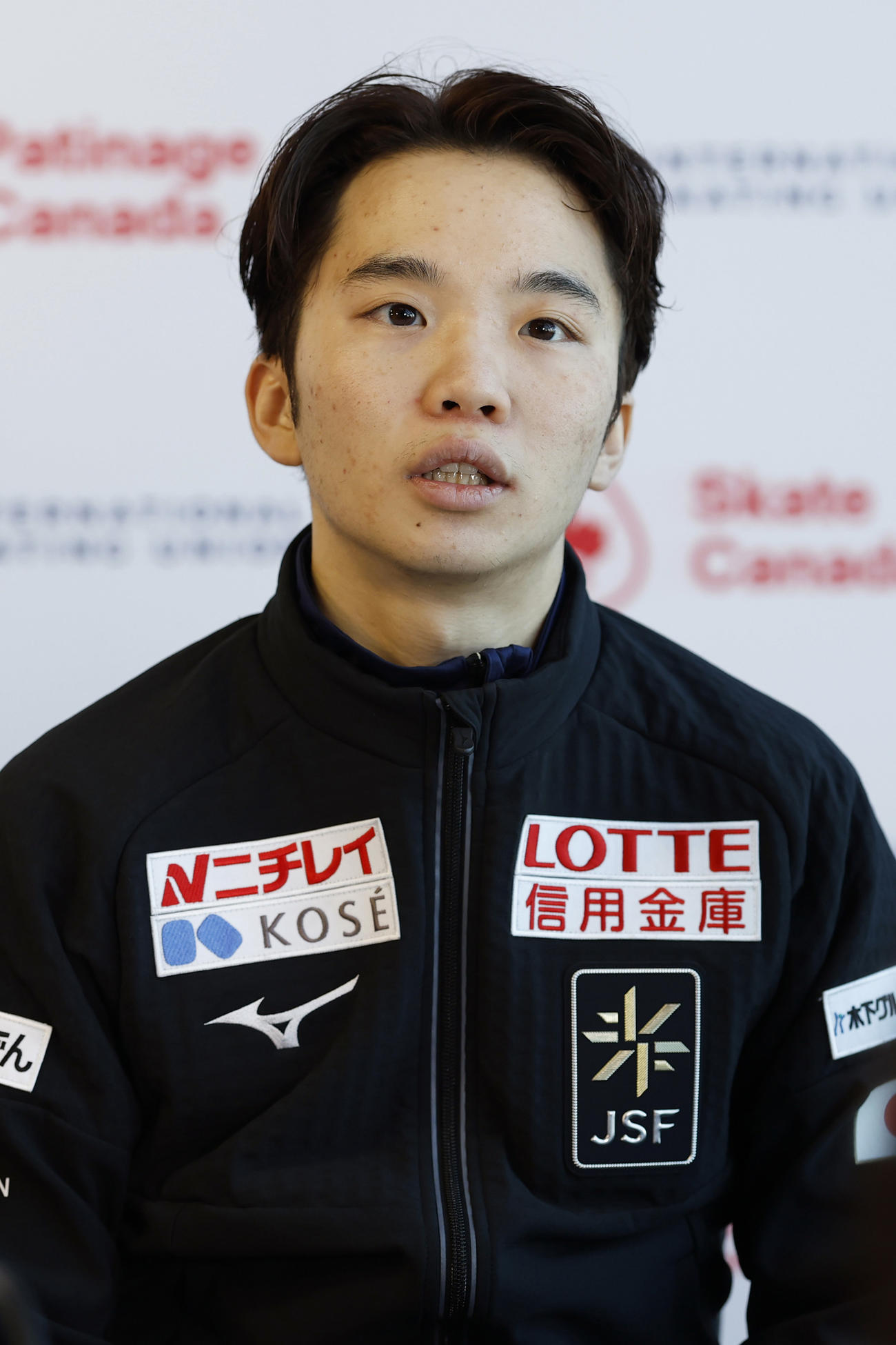 取材に応じる男子で4位の友野一希（共同）