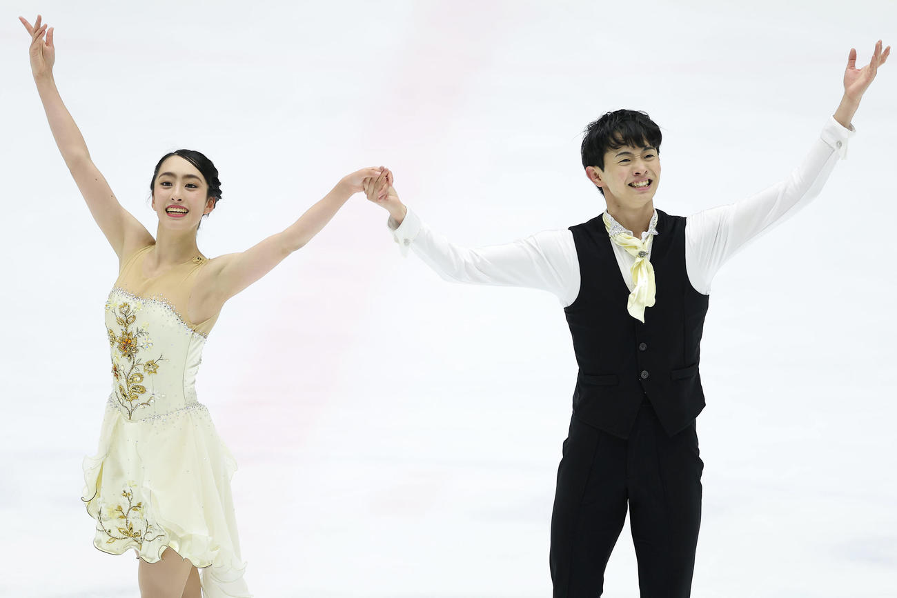 フリーダンスの演技を終え、声援に応える櫛田（左）、島田組（2025年11月2日）