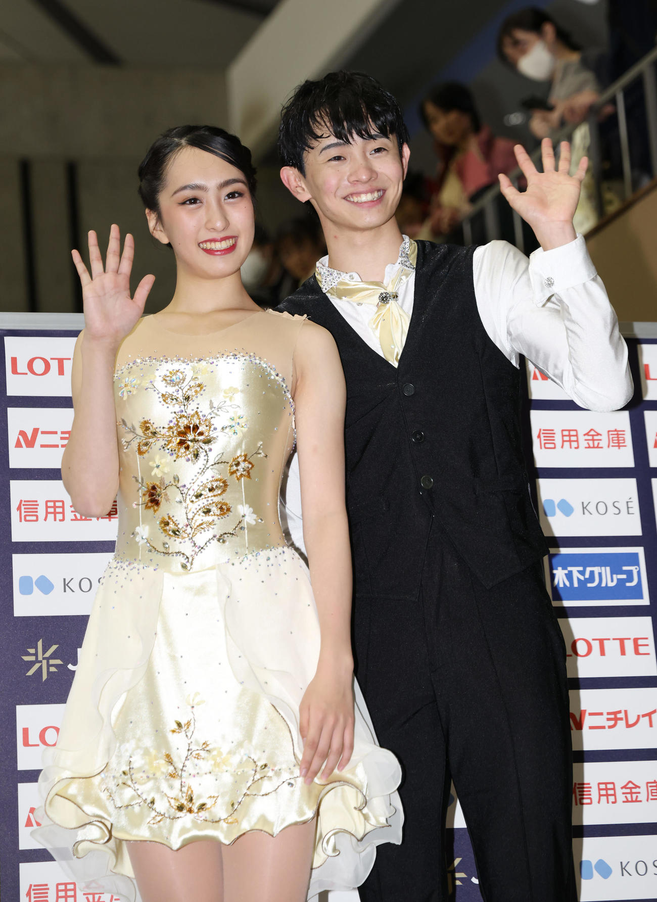 アイスダンス・フリーダンス（FD）で優勝し笑顔で手を振る櫛田（左）、島田組（2025年11月2日）