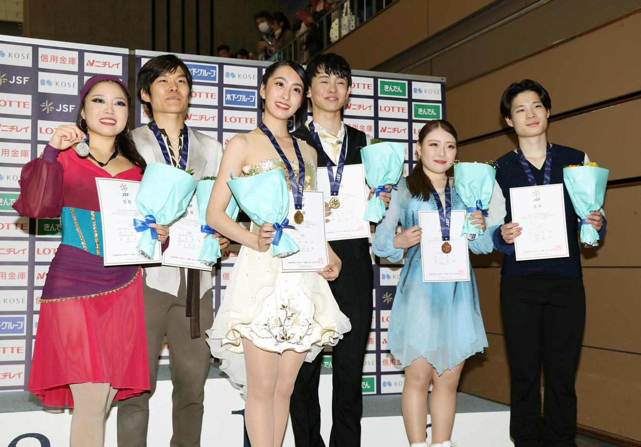 アイスダンス・フリーダンス（FD）　表彰式で笑顔を見せる優勝の櫛田、島田組（中央）。左は2位佐々木、池田組、右は3位の紀平、西山組（2025年11月2日）