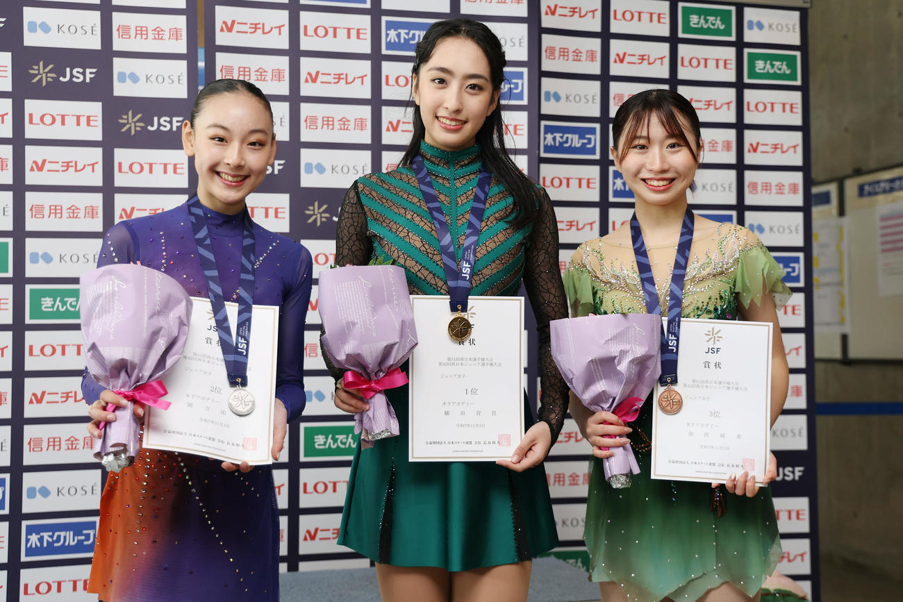 ジュニア女子シングルで優勝し、笑顔を見せる櫛田（中央）。左は2位岡、右は3位金沢（撮影・前田充）