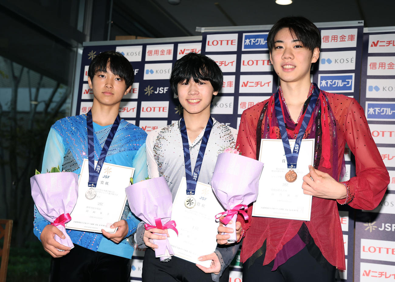ジュニア男子シングルで優勝し、笑顔を見せる高橋。左は2位岡崎、右は3位田内（撮影・前田充）