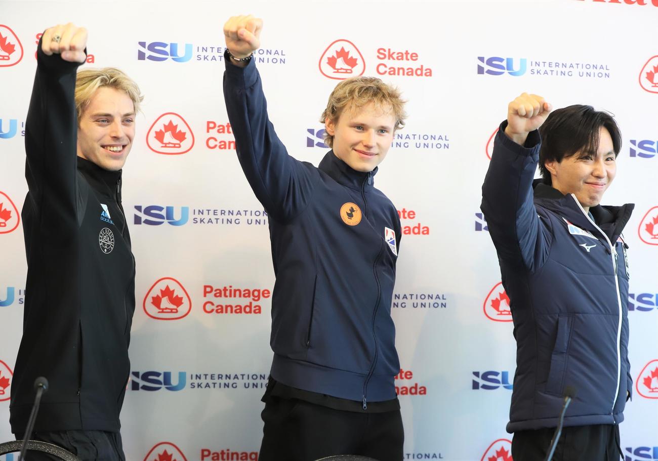 GPシリーズ第3戦スケートカナダ　男子で優勝したマリニン（中央）。左は2位のセレフコ、右は3位の三浦。刀ポーズで記念撮影（撮影・藤塚大輔）
