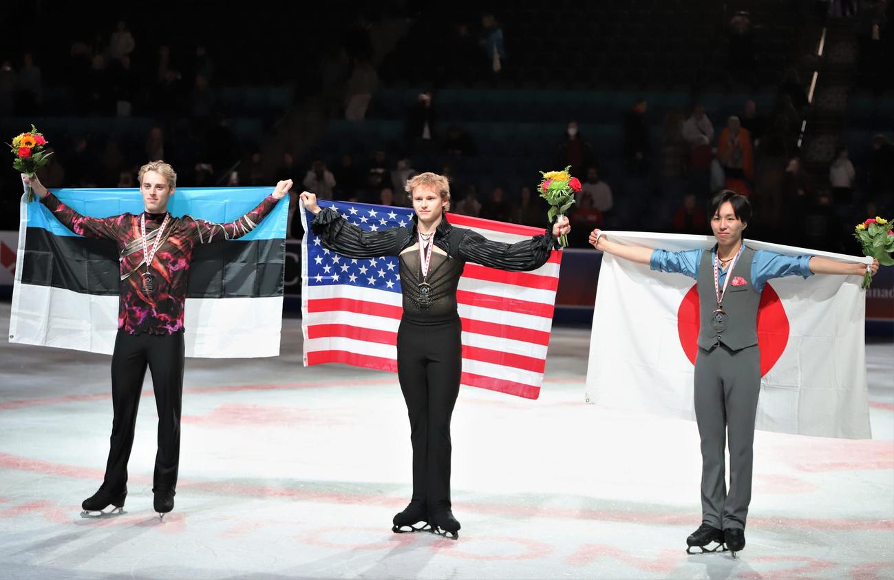 GPシリーズ第3戦スケートカナダ　男子で優勝したマリニン（中央）。左は2位のセレフコ、右は3位の三浦（撮影・藤塚大輔）