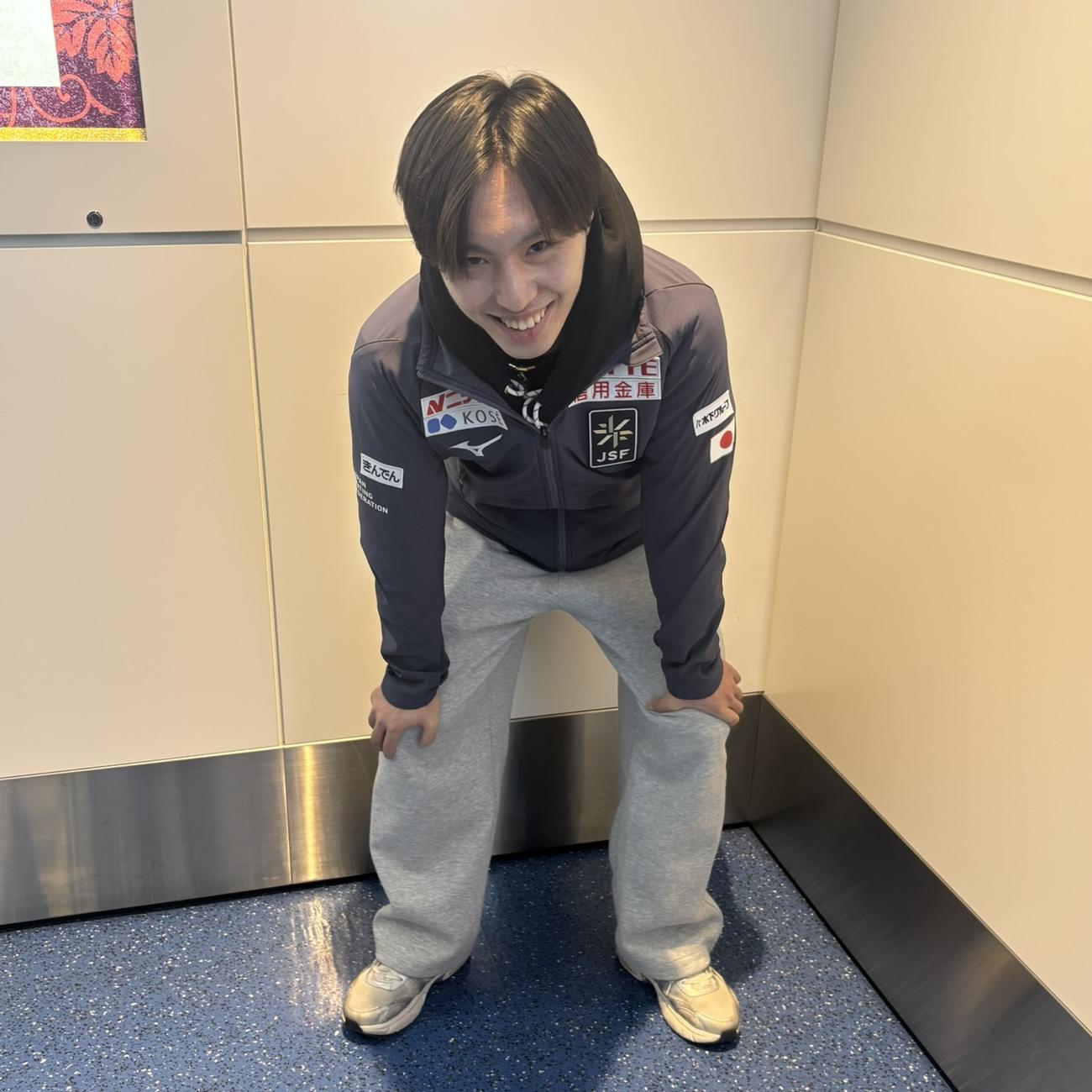 羽田空港に帰国し、疲れたポーズを取る三浦（撮影・勝部晃多）