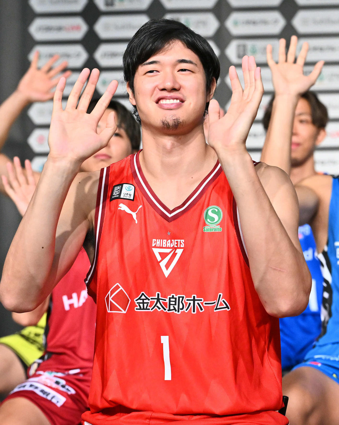 25年9月　カメラに手を振る千葉J渡辺雄太（撮影・滝沢徹郎）