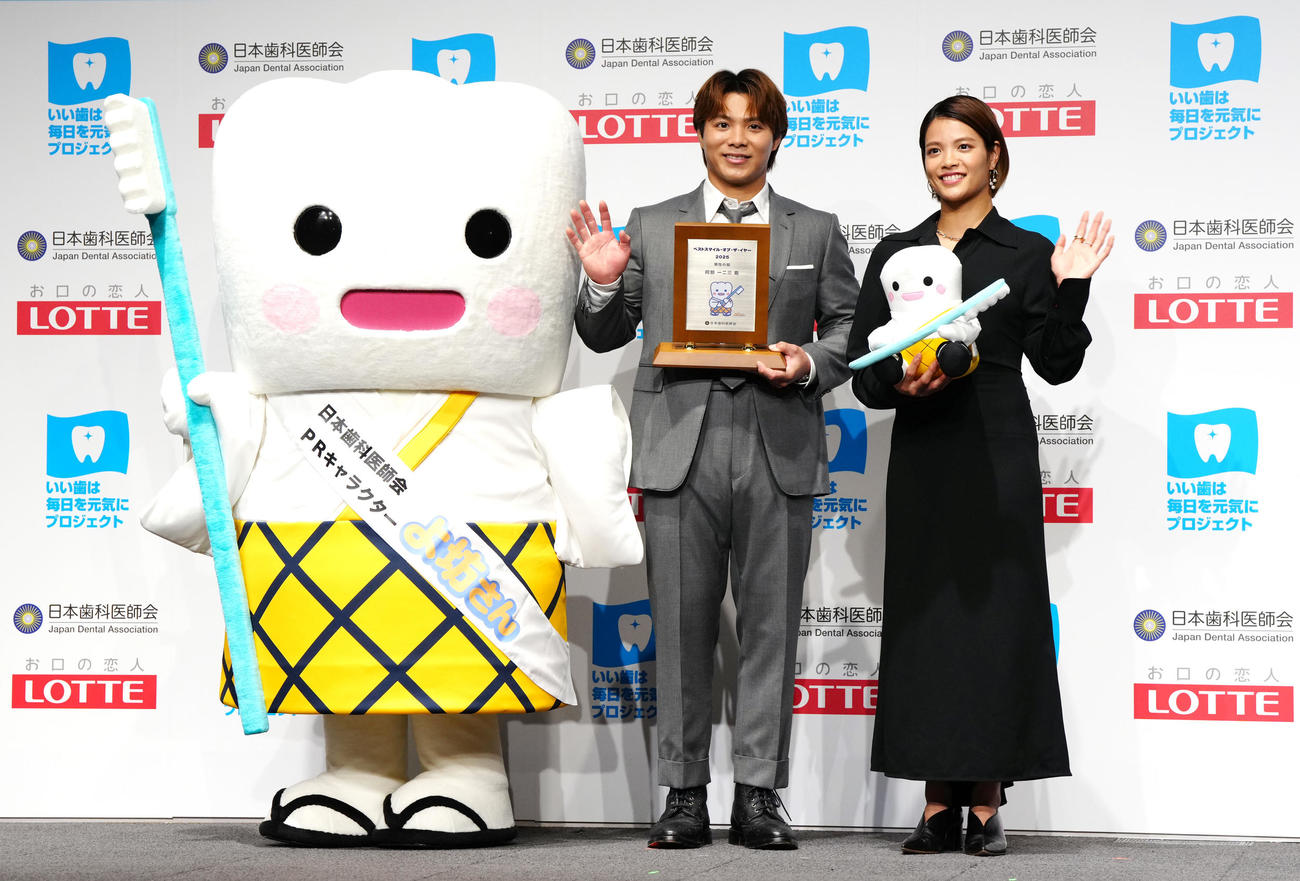 ベストスマイル・オブ・ザ・イヤー2025授賞式で日本歯科医師会PRキャラクター「よ防さん」と写真に納まる阿部きょうだい。中央は兄の一二三、右は妹の詩（撮影・江口和貴）