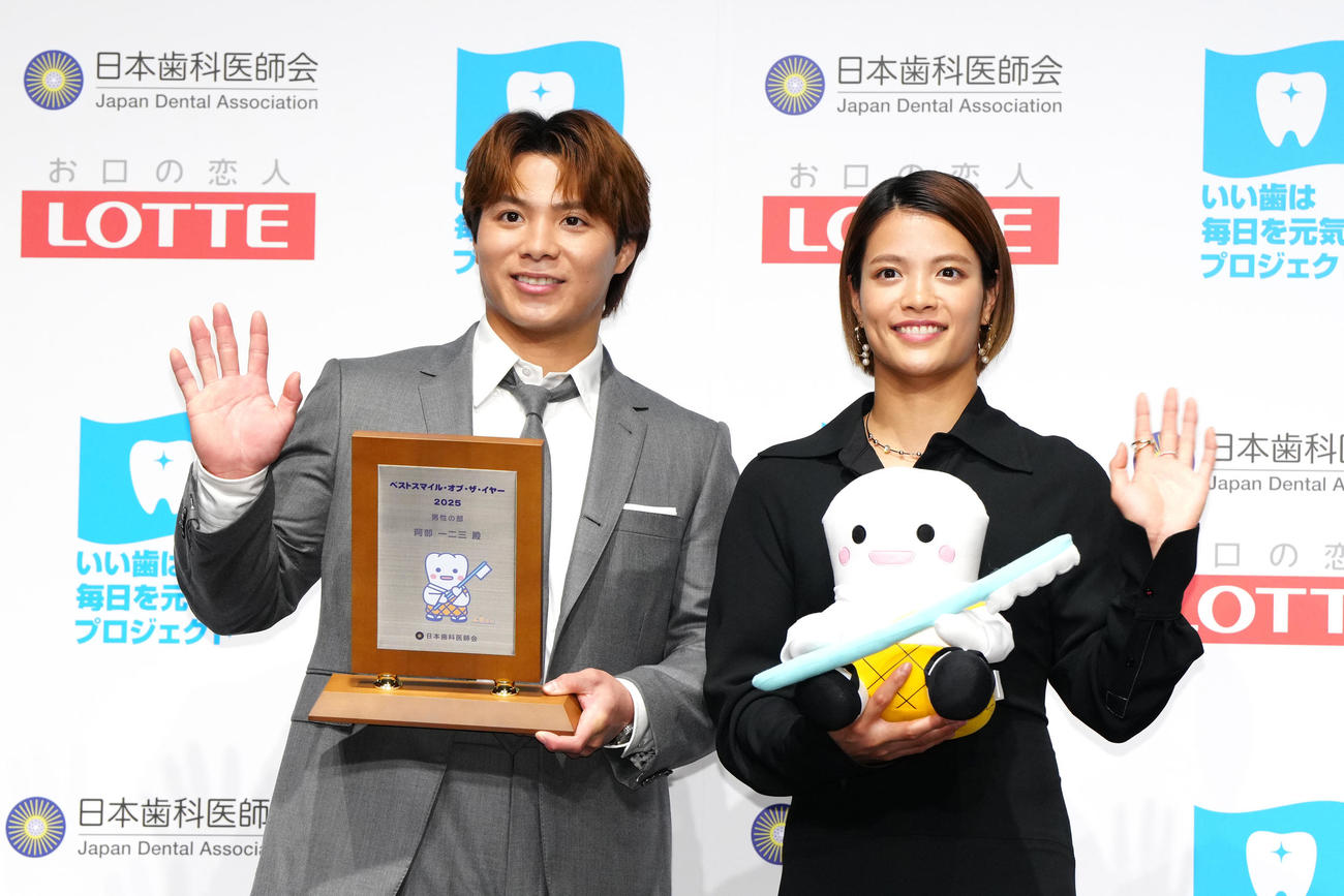 ベストスマイル・オブ・ザ・イヤー2025授賞式に臨む阿部きょうだい。左は兄の一二三、右は詩（撮影・江口和貴）