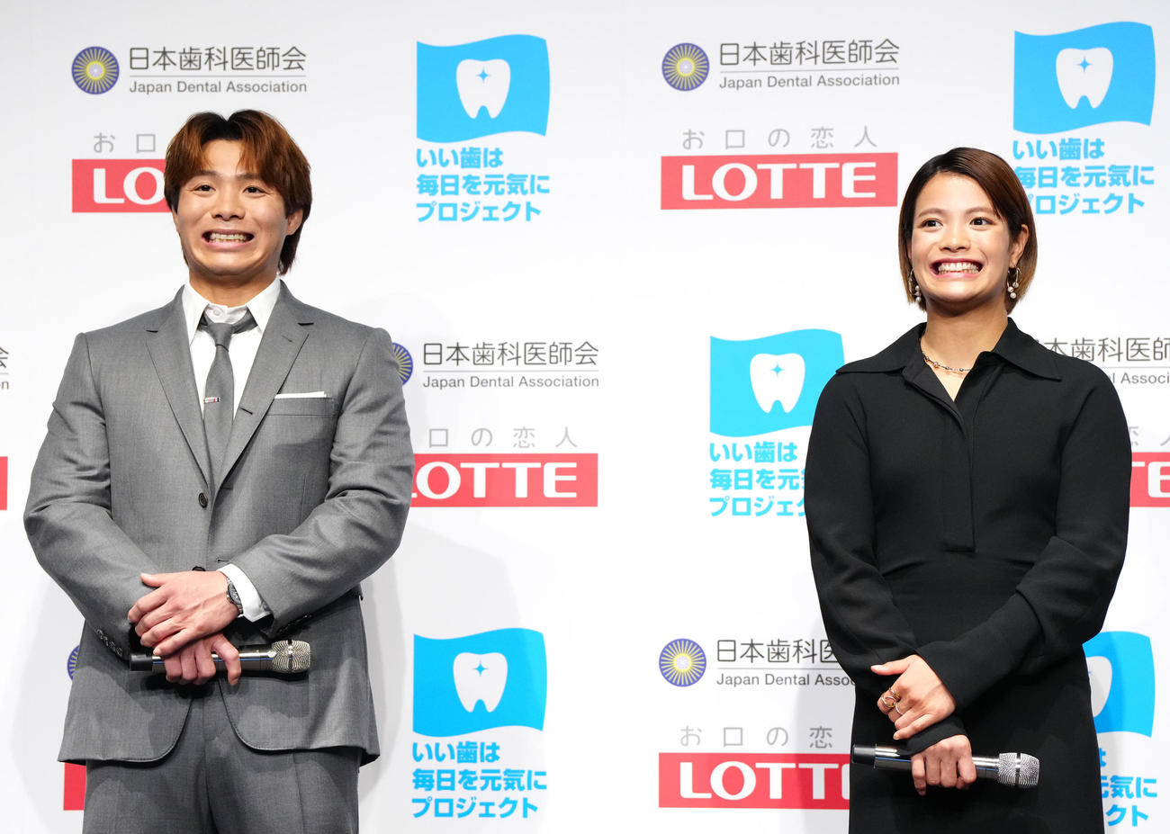 ベストスマイル・オブ・ザ・イヤー2025授賞式で「あいうべ体操」を行う阿部きょうだいの兄一二三（左）と妹詩（撮影・江口和貴）