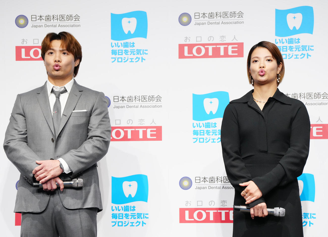 ベストスマイル・オブ・ザ・イヤー2025授賞式で「あいうべ体操」を行う阿部きょうだいの兄一二三（左）と妹詩（撮影・江口和貴）