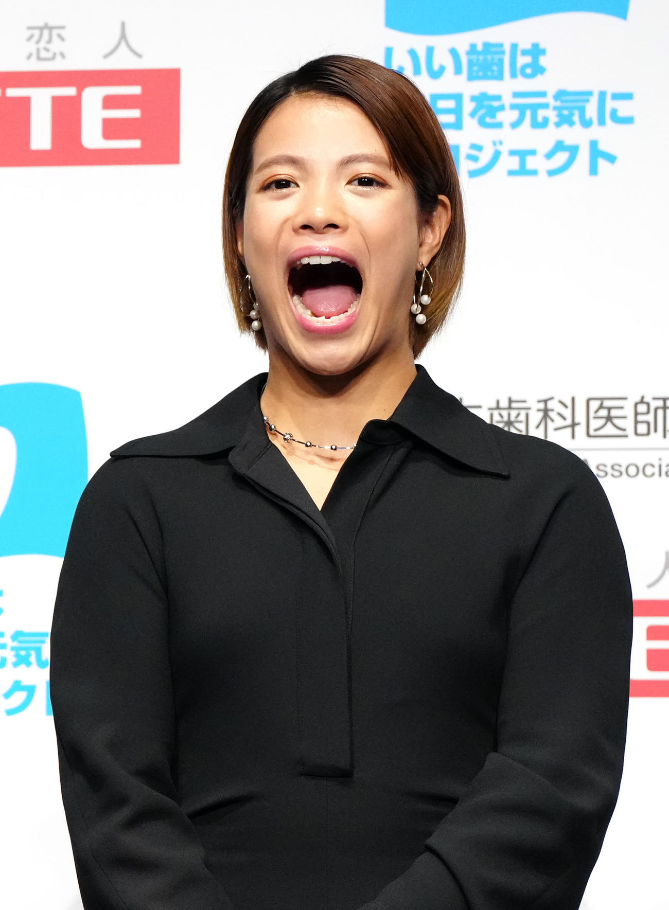 ベストスマイル・オブ・ザ・イヤー2025授賞式で「あいうべ体操」を行う阿部詩（撮影・江口和貴）