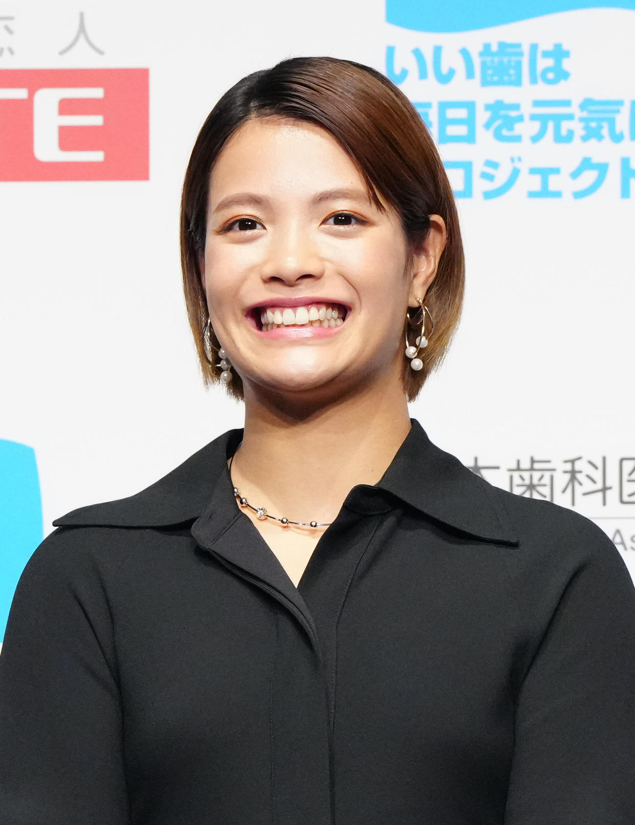 ベストスマイル・オブ・ザ・イヤー2025授賞式で「あいうべ体操」を行う阿部詩（撮影・江口和貴）