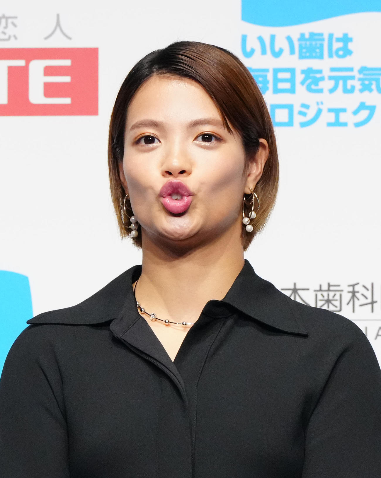 ベストスマイル・オブ・ザ・イヤー2025授賞式で「あいうべ体操」を行う阿部詩（撮影・江口和貴）