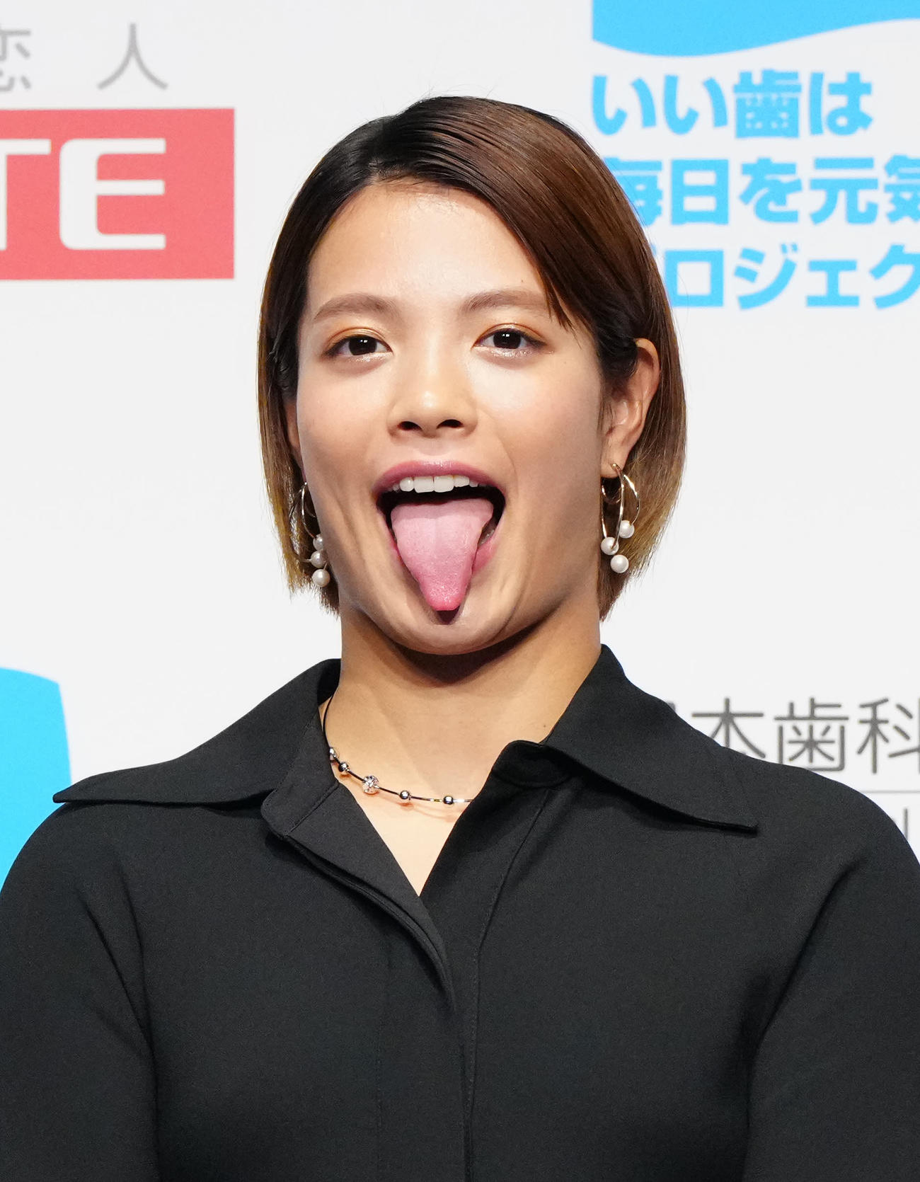 ベストスマイル・オブ・ザ・イヤー2025授賞式で「あいうべ体操」を行う阿部詩（撮影・江口和貴）
