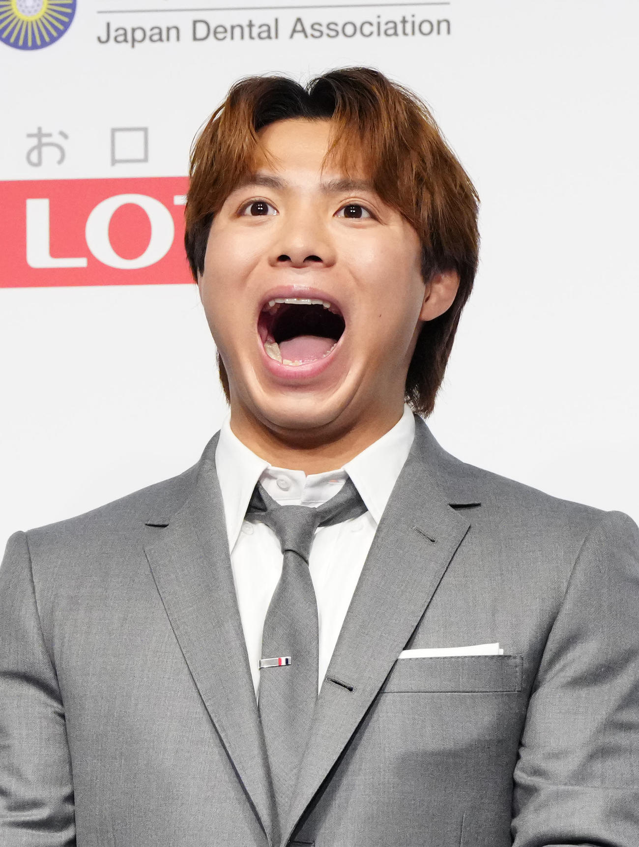 ベストスマイル・オブ・ザ・イヤー2025授賞式で「あいうべ体操」を行う阿部一（撮影・江口和貴）