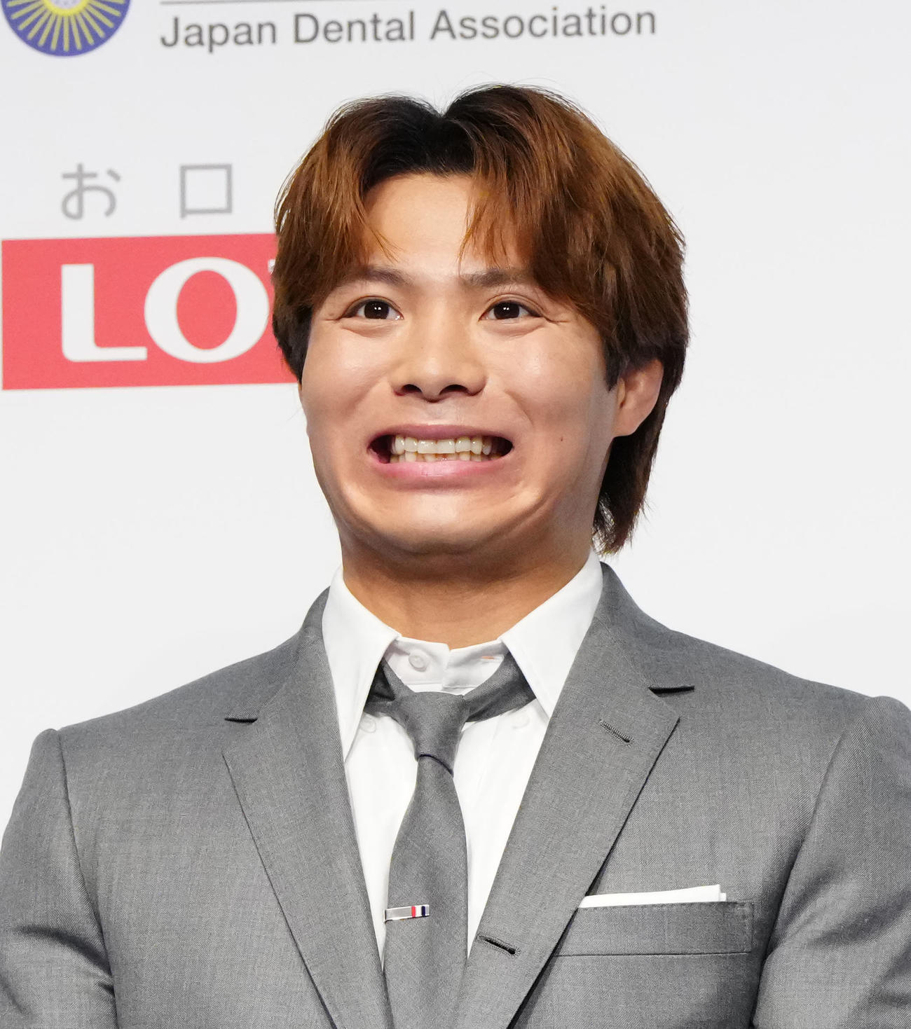 ベストスマイル・オブ・ザ・イヤー2025授賞式で「あいうべ体操」を行う阿部一（撮影・江口和貴）