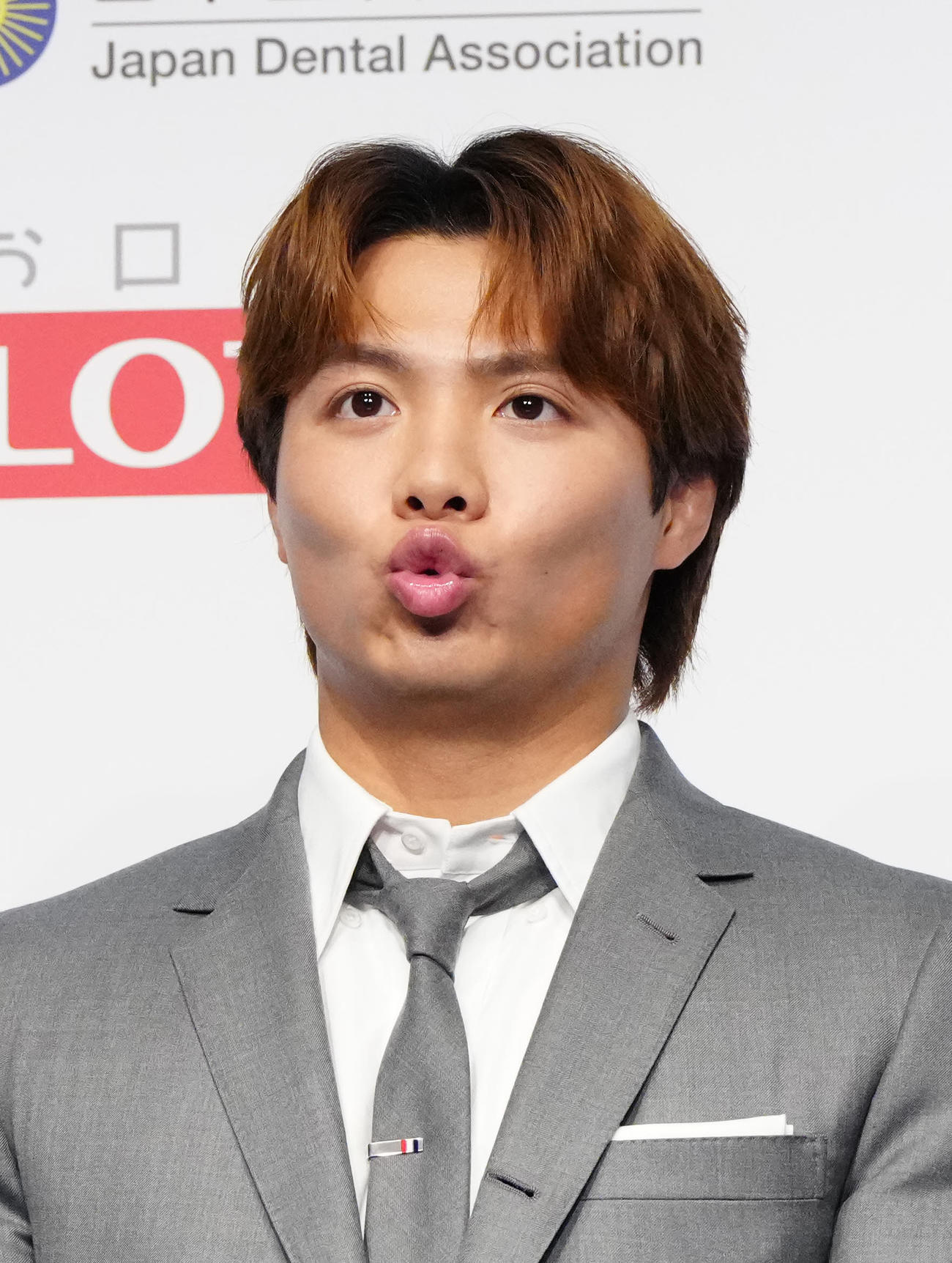 ベストスマイル・オブ・ザ・イヤー2025授賞式で「あいうべ体操」を行う阿部一（撮影・江口和貴）