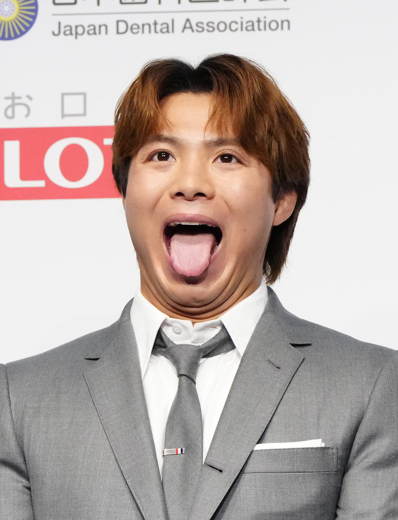 ベストスマイル・オブ・ザ・イヤー2025授賞式で「あいうべ体操」を行う阿部一（撮影・江口和貴）