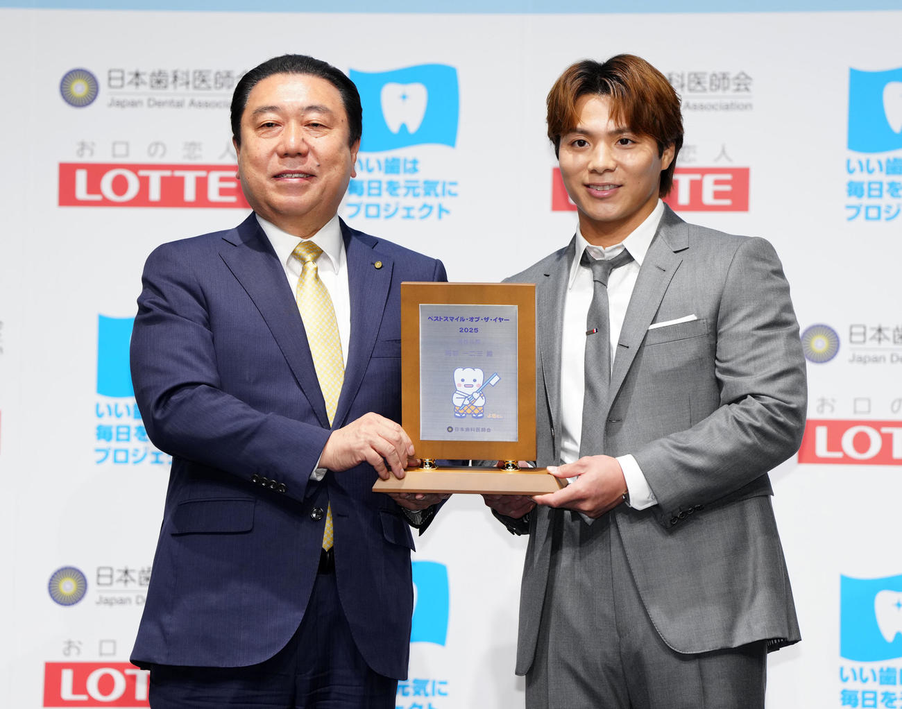 ベストスマイル・オブ・ザ・イヤー2025授賞式に臨む阿部一（右）。左は日本歯科医師会瀬古口副会長（撮影・江口和貴）