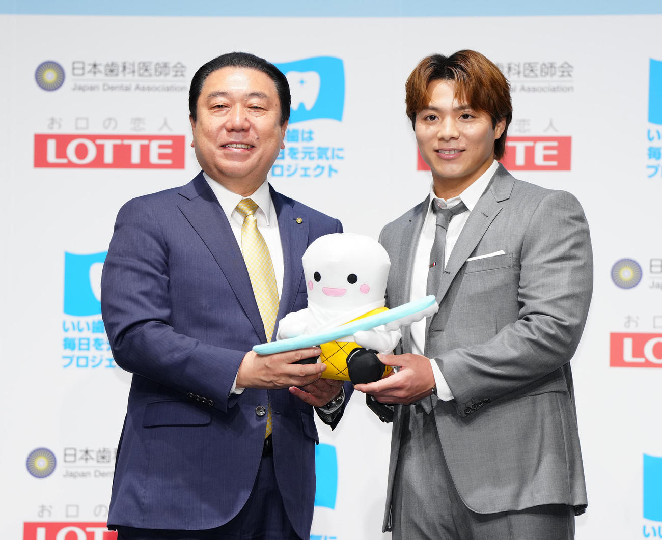 ベストスマイル・オブ・ザ・イヤー2025授賞式に臨む阿部一（右）。左は日本歯科医師会瀬古口副会長（撮影・江口和貴）