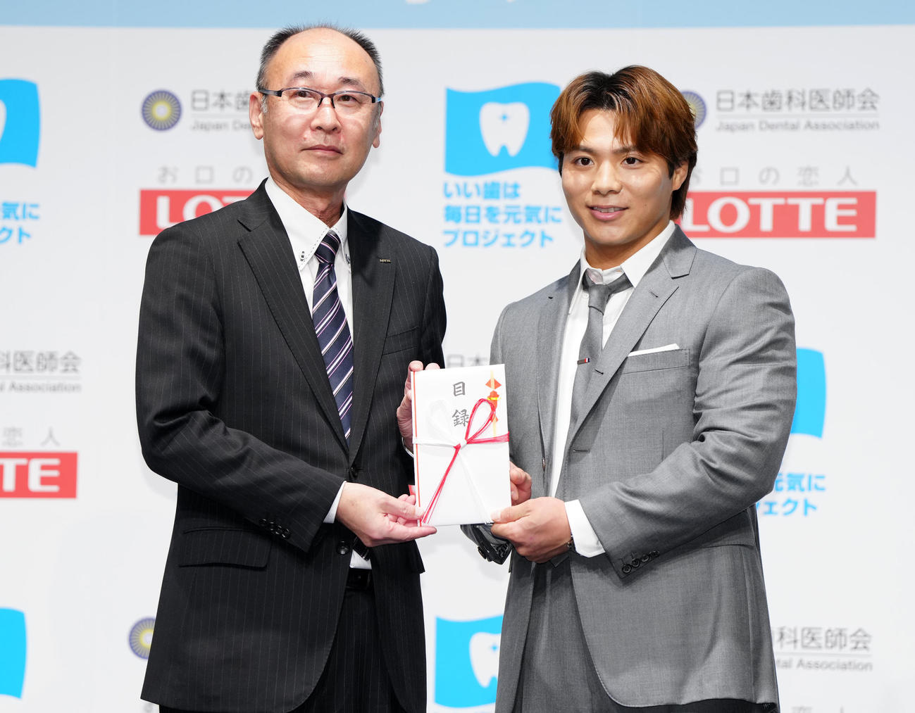 ベストスマイル・オブ・ザ・イヤー2025授賞式に臨む阿部一（右）。左はロッテ高崎執行役員（撮影・江口和貴）
