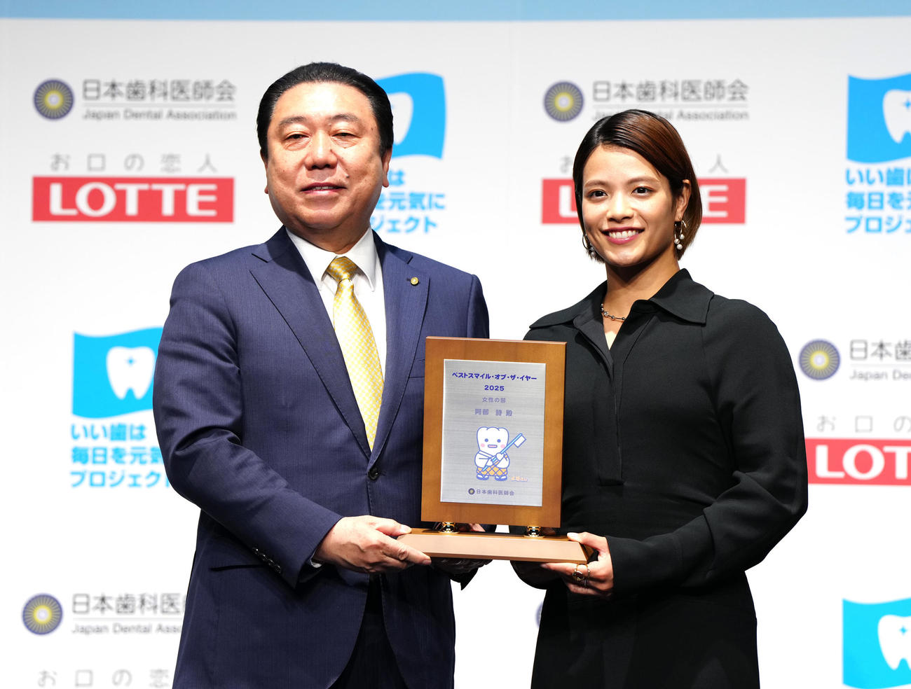 ベストスマイル・オブ・ザ・イヤー2025授賞式に臨む阿部詩（右）。左は日本歯科医師会瀬古口副会長（撮影・江口和貴）