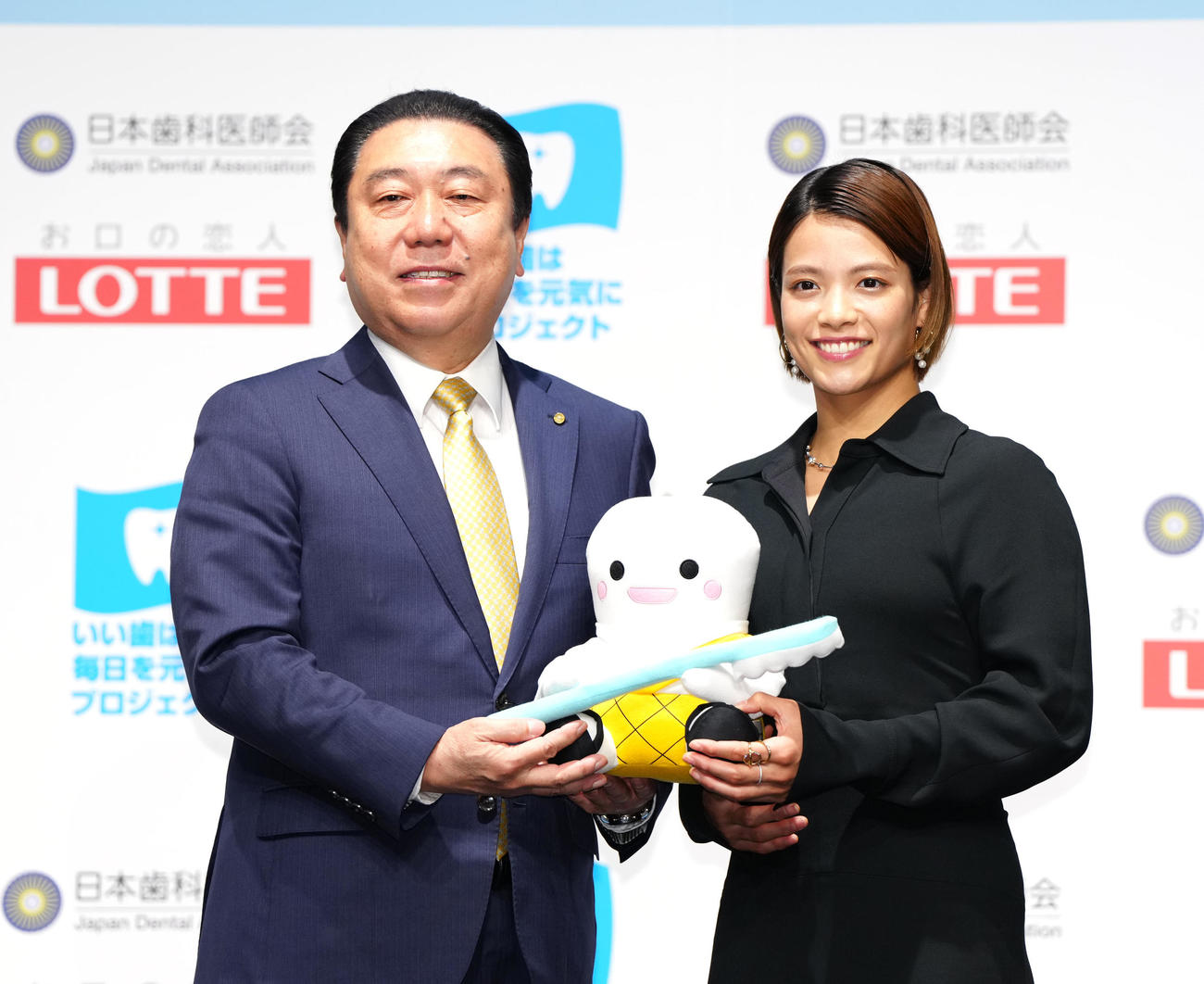 ベストスマイル・オブ・ザ・イヤー2025授賞式に臨む阿部詩（右）。左は日本歯科医師会瀬古口副会長（撮影・江口和貴）