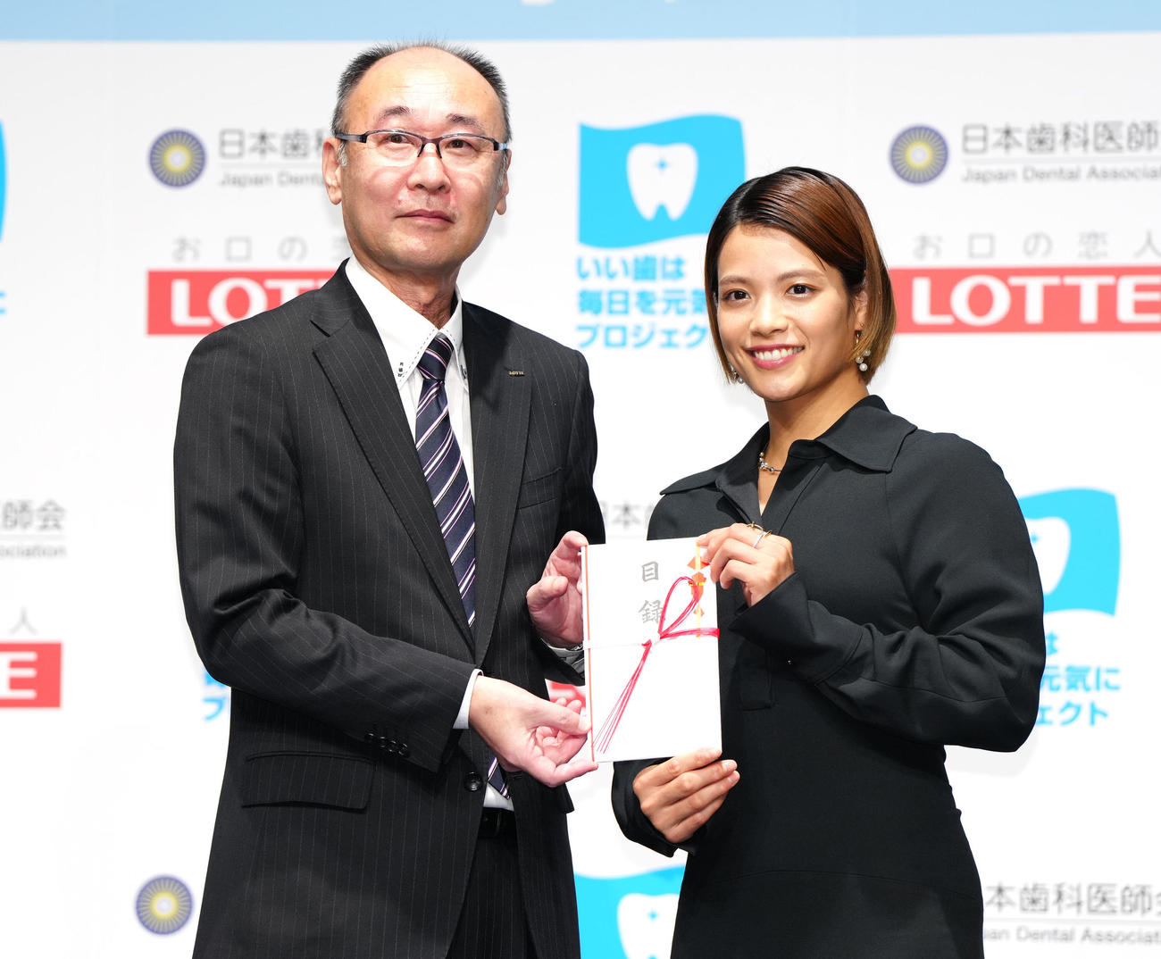 ベストスマイル・オブ・ザ・イヤー2025授賞式に臨む阿部詩（右）。左はロッテ高崎執行役員（撮影・江口和貴）