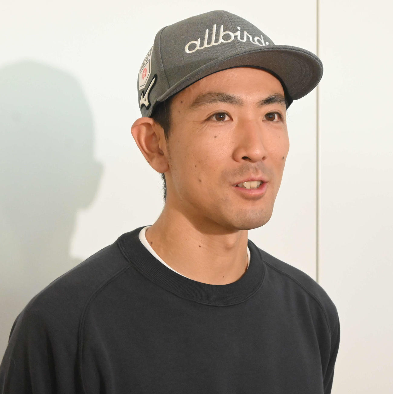 出国前に羽田空港で取材に応じる渡部暁斗（撮影・飯岡大暉）