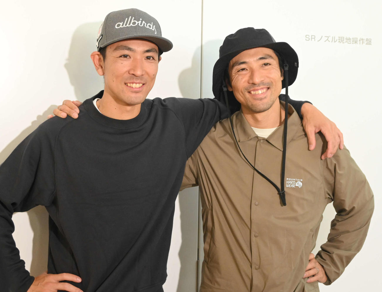 出発前に笑顔を見せる渡部暁斗（左）と善斗（撮影・飯岡大暉）