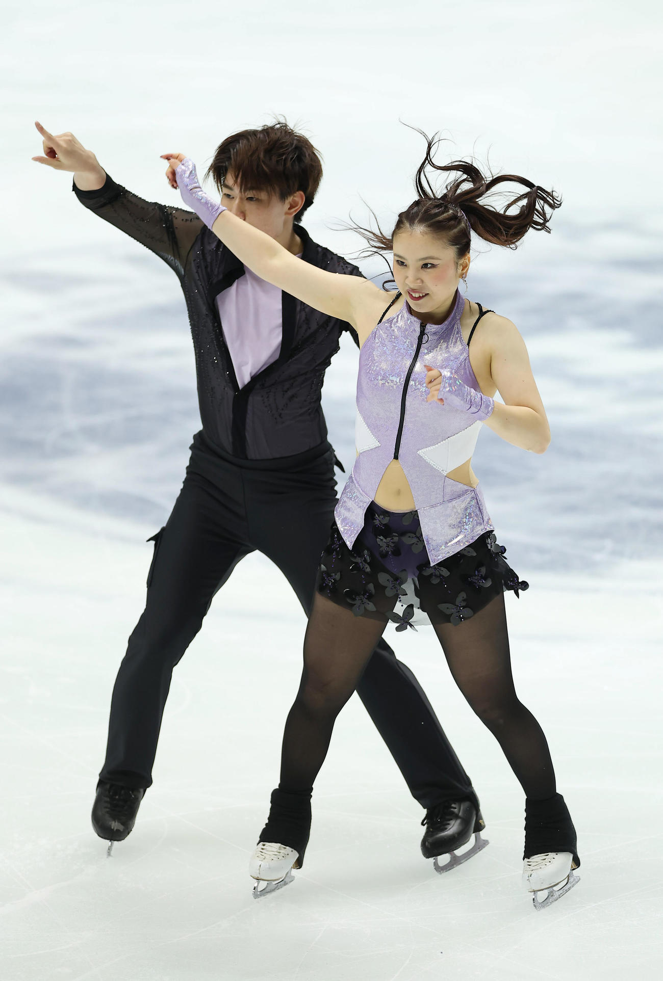 リズムダンスで演技する吉田（右）、森田組（撮影・前田充）