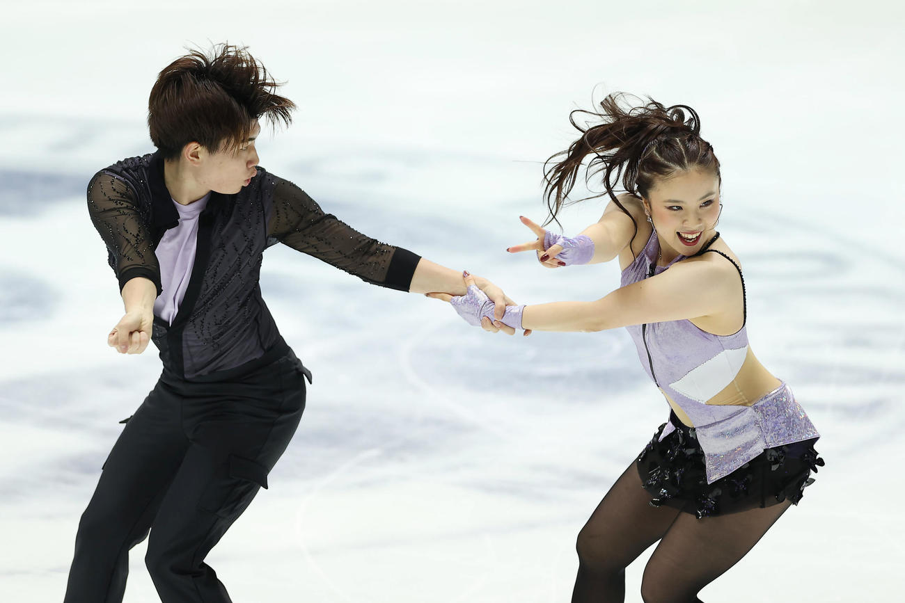 リズムダンスで演技する吉田（右）、森田組（撮影・前田充）