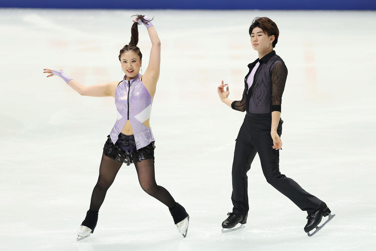 リズムダンスで演技する吉田（左）、森田組（撮影・前田充）