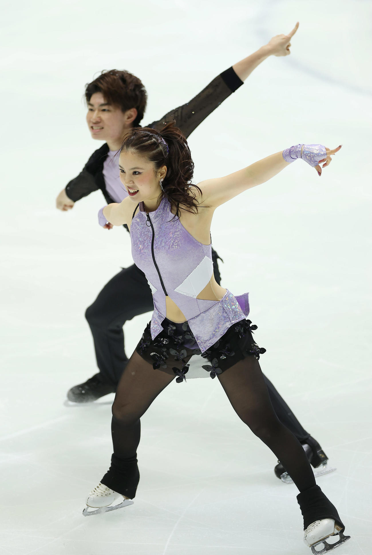 リズムダンスで演技する吉田（右）、森田組（撮影・前田充）