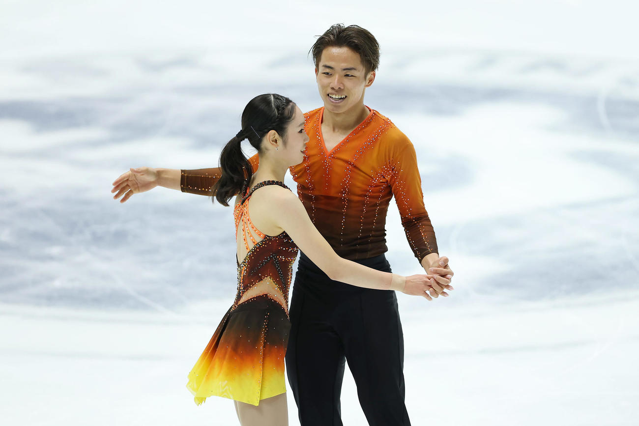 ペアSPの演技を終え、抱き合う長岡（左）、森口組（撮影・前田充）