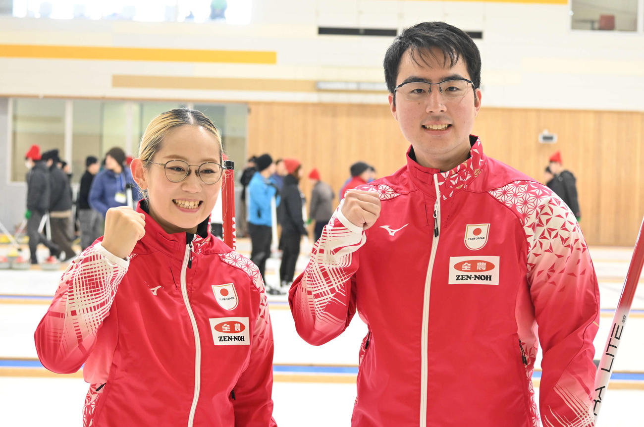 カーリング混合ダブルス日本代表の小穴（左）と青木（撮影・飯岡大暉）