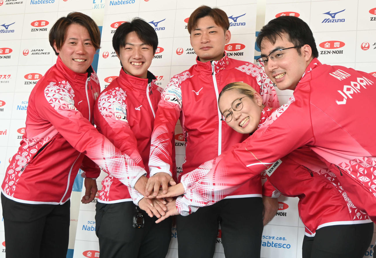 カーリング男子日本代表SC軽井沢クの左から小泉、山本、柳沢、混合ダブルスの小穴、青木（撮影・飯岡大暉）