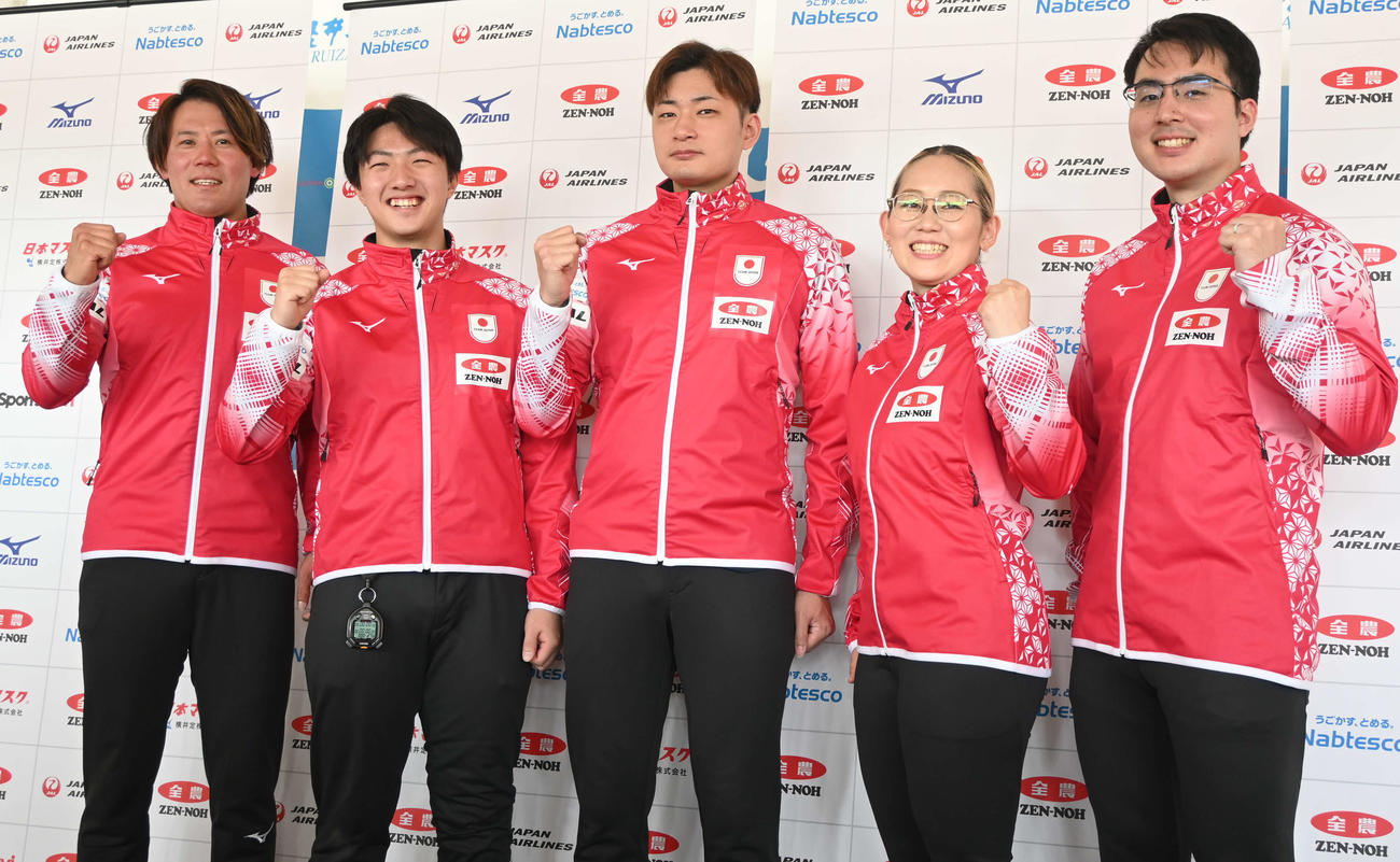 カーリング男子日本代表SC軽井沢クの左から小泉、山本、柳沢、混合ダブルスの小穴、青木（撮影・飯岡大暉）