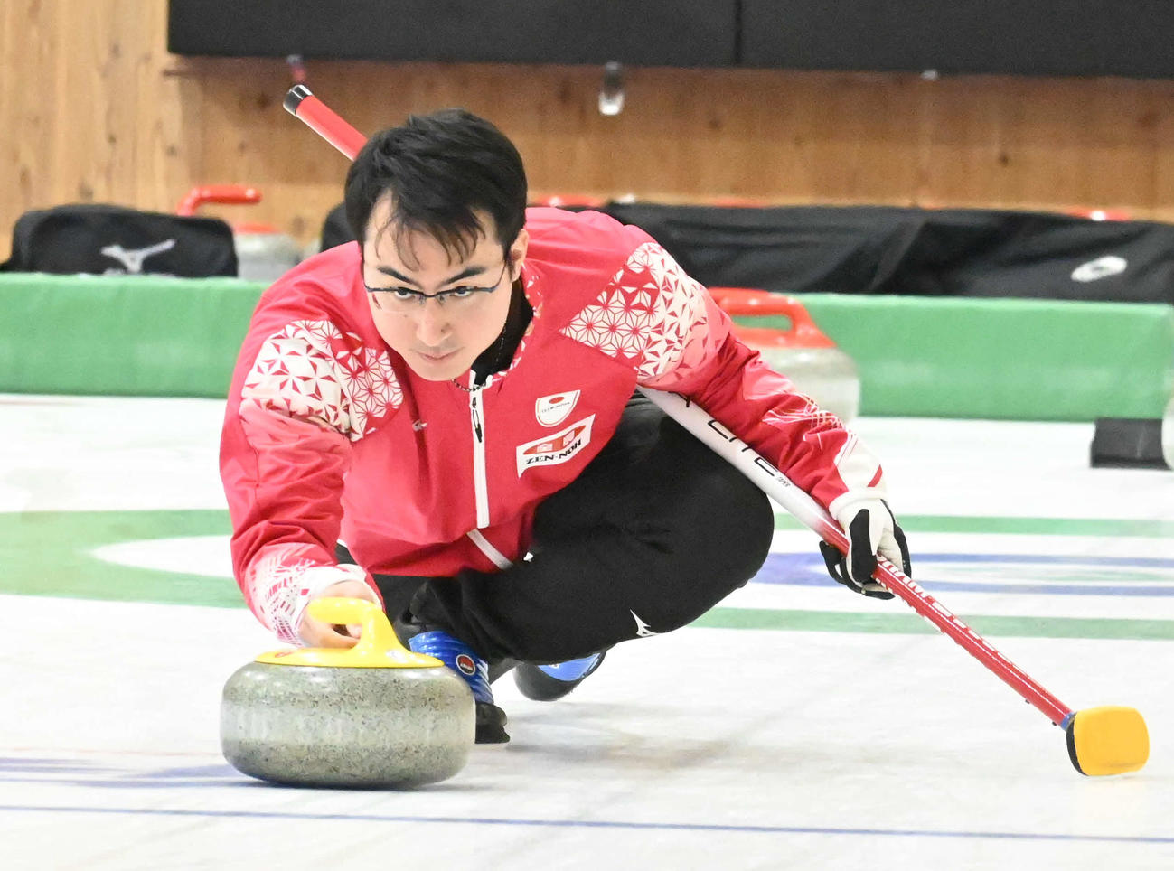 ストーンを投じる混合ダブルス日本代表の青木（撮影・飯岡大暉）