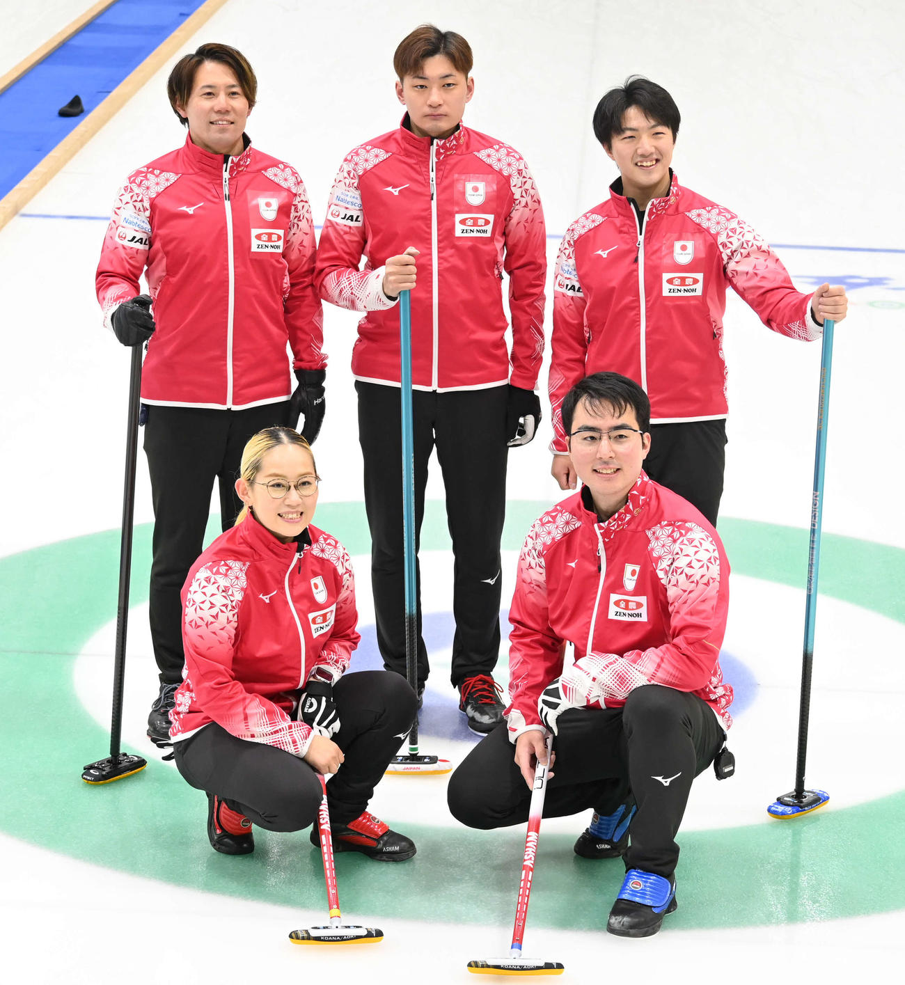 前列左からカーリング混合ダブルス日本代表の小穴、青木、後列左から男子日本代表SC軽井沢クの小泉、柳沢、山本（撮影・飯岡大暉）
