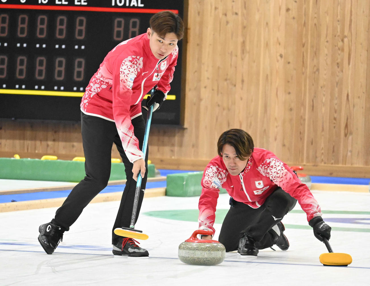 カーリング男子日本代表SC軽井沢クの柳沢李（左）と小泉（撮影・飯岡大暉）