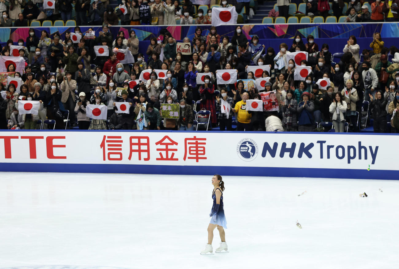 女子SPの演技を終え、笑顔を見せる坂本（撮影・前田充）