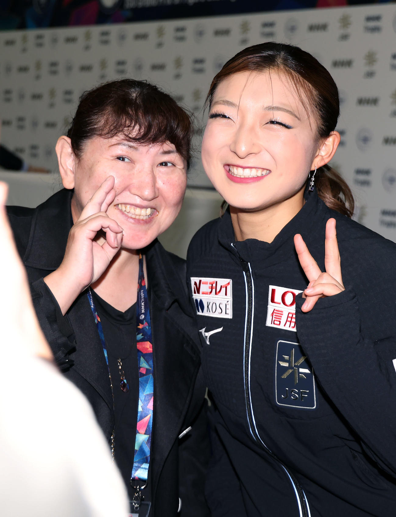 女子SPを終え、伊藤みどりさん（左）と笑顔で写真に納まる坂本（撮影・前田充）