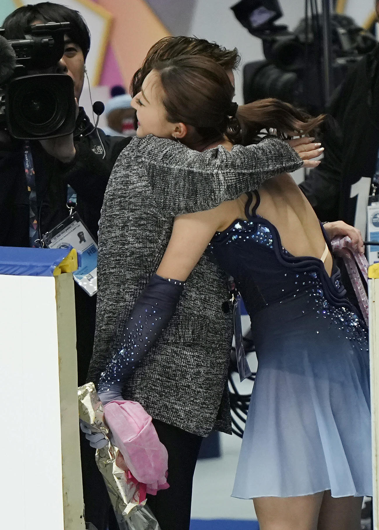 女子SPの演技を終え、中野コーチと抱き合って喜ぶ坂本（撮影・前田充）