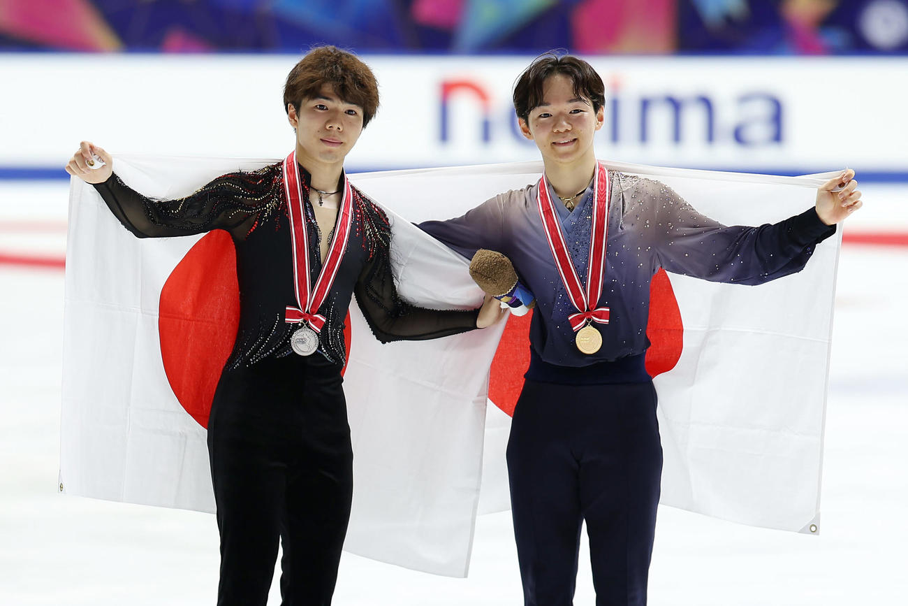 男子シングルで優勝した鍵山（右）と2位の佐藤（撮影・前田充）