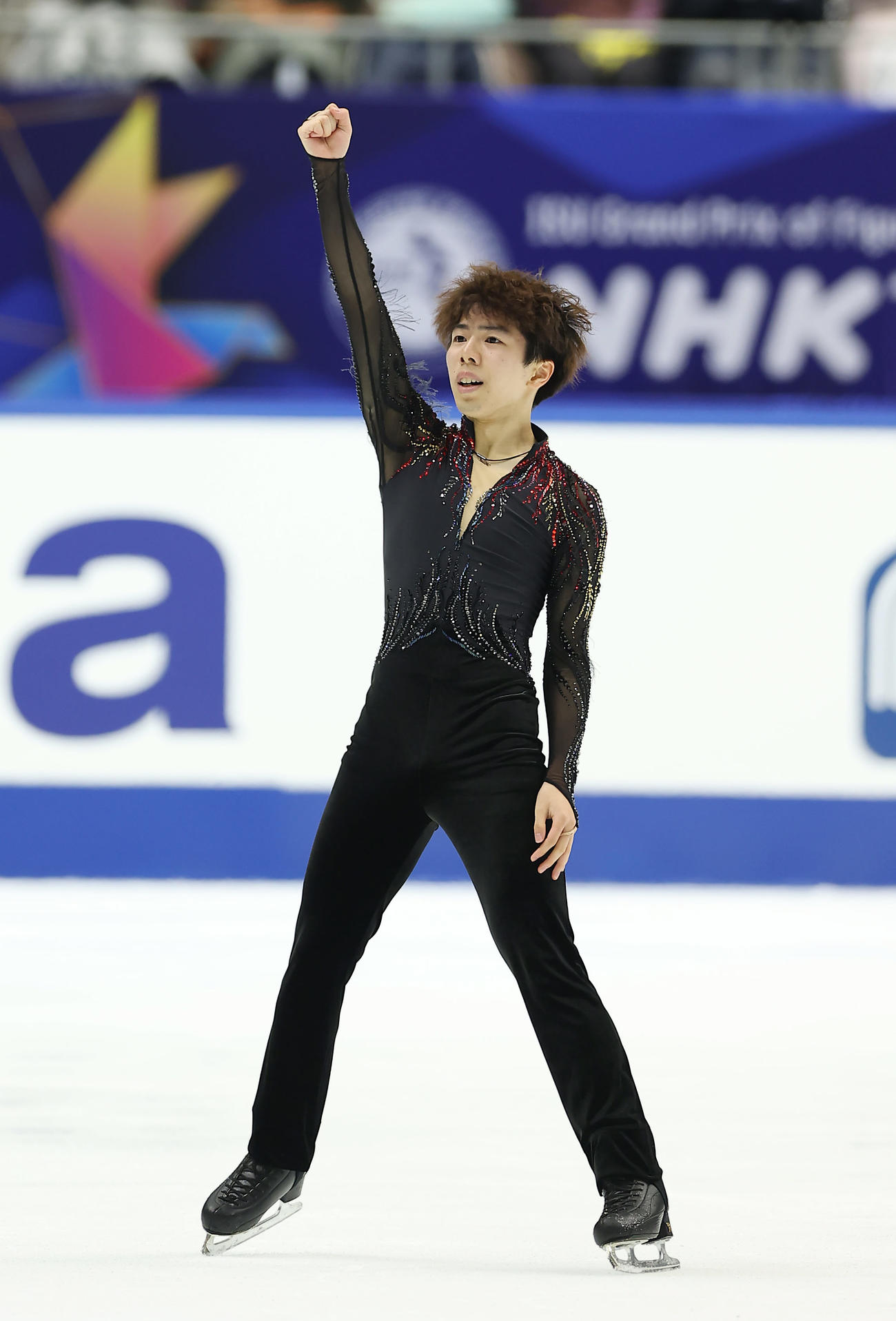 男子フリーの演技を終え、拳を突き上げる佐藤（撮影・前田充）